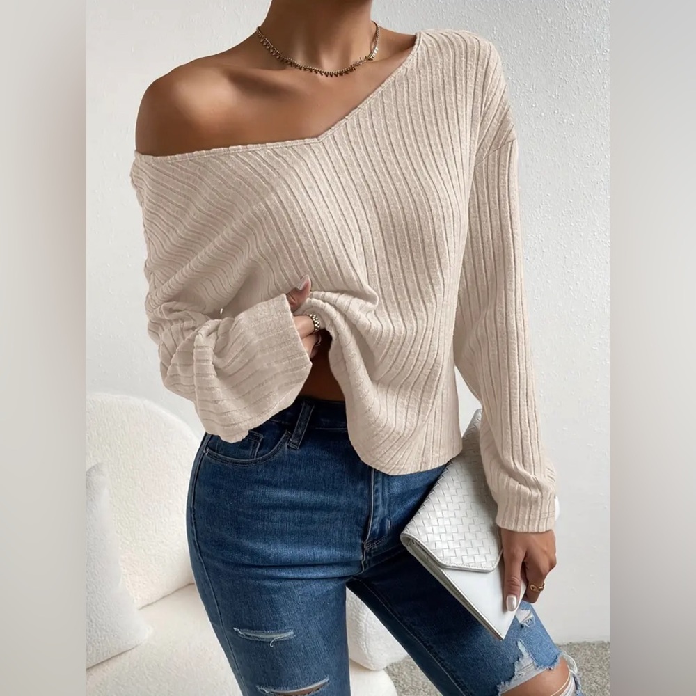 New-Solid Twist Back V-Neck Top - image 3